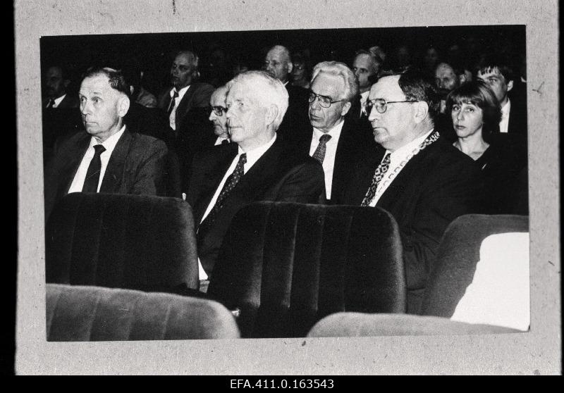 Tallinna Tehnikaülikooli 78. aastapäeva tähistamine. Esireas (vasakult) TTÜ õppejõud professor Andres Keevallik, Enn Tõugu.