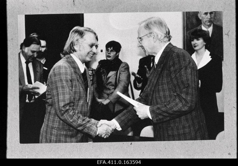 Tallinna Tehnikaülikooli 1994.a. aastaraamatu esitlemisel tänab rektor Olav Aarna (paremal) koostöö eest professor Ubarit.