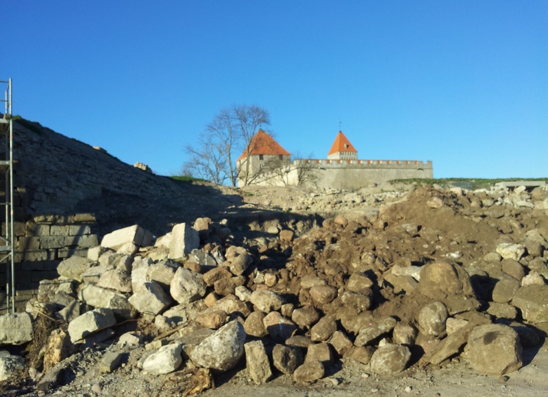 Kuressaare. Suvitajad vallitrepil, vaade ranna poolt. rephoto