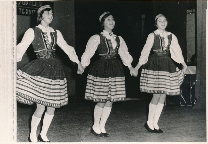 Rakvere Pioneerimaja noorte laulu- ja tantsuansambel sõpruskohtumisel Riias