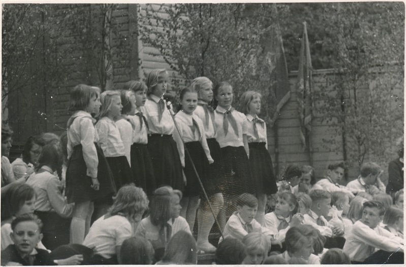 Rakvere Pioneerimaja noorte laulu- ja tantsuansambel