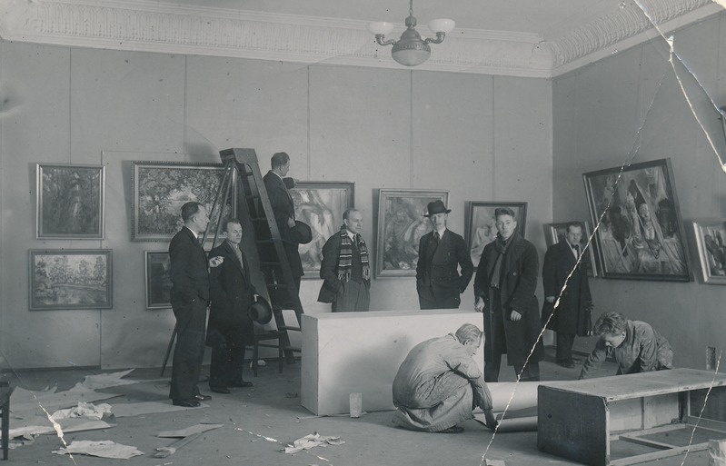 Kunstnikud kunstinäituse ülespanemisel Tartus