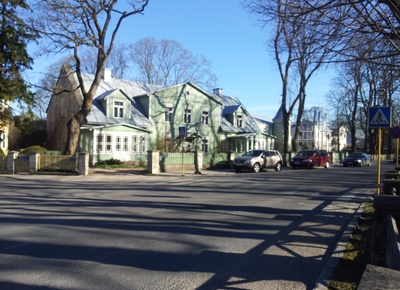 Kuressaare. Pargi ja Veski tänava ristmik, taga pansionaat. rephoto