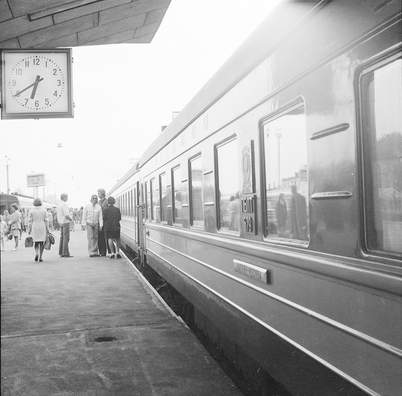 Esindusrong "Estonia" (Tallinn-Moskva) Tallinnas Balti jaamas, reisijad perroonil, 1970.-1980. aastad, foto: Viktor Salmre