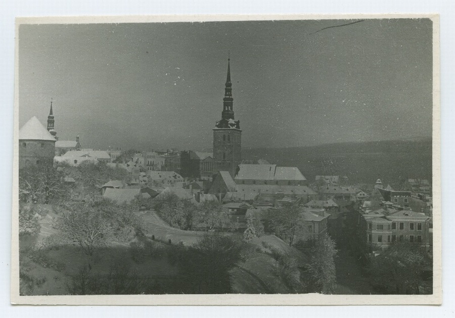 Tallinn, view from the south, on the left Kiek-in-de-Kök, in the middle of the Niguliste Church.