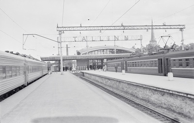 Reisirongid Tallinnas Balti jaamas, vaade perroonilt linnalähirongide paviljoni suunas, 1960. aastad  similar photo