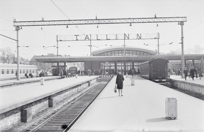 Linnalähirongide ootepaviljon Tallinnas Balti jaamas, vaade perroonilt, 1960. aastad  similar photo