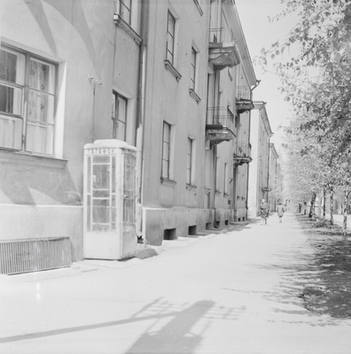 Raudteelaste elamud Koidu tänaval Tallinnas, pildil ka telefoniputka, 1960. aastad  similar photo