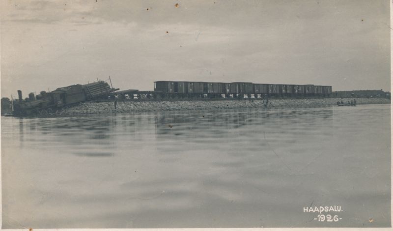 Photo. Accident with freight train near Haapsalu railway station. 1926. Locomotive and wagons.