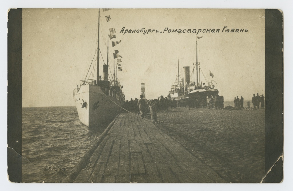 Ships in the port of Romassaare