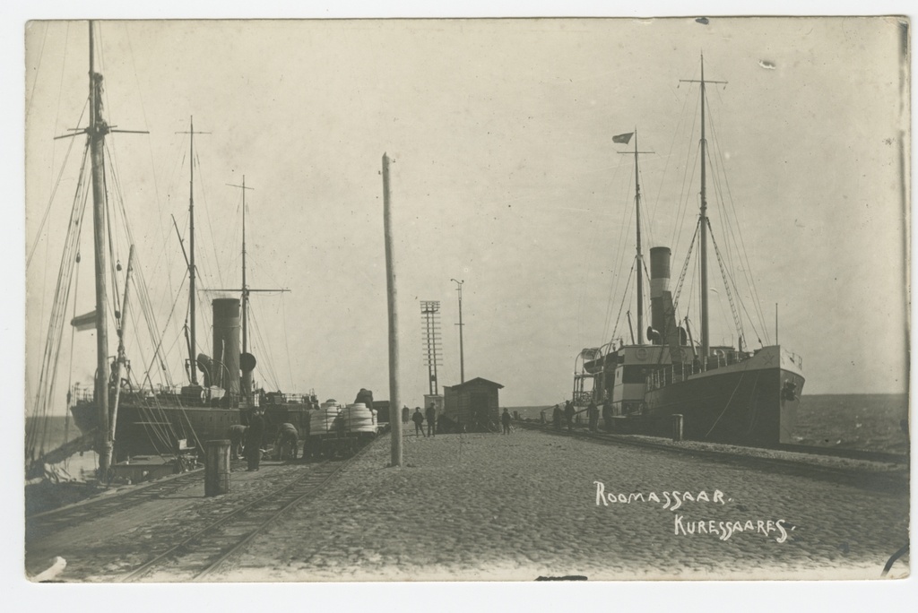 Roomassaare bridge and anchor ships
