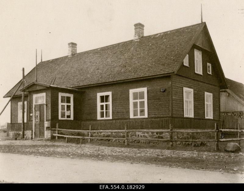 Heltermaa algkooli hoone.