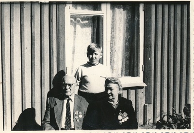Eduard Liivak abikaasa ja pojapojaga Aukülas  similar photo
