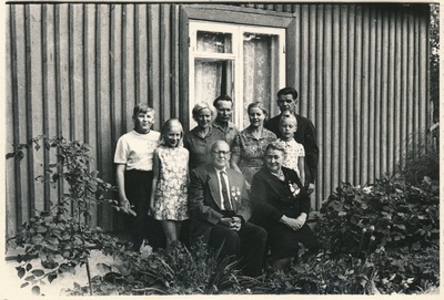Eduard Liivak ja Zinaida Liivak sugulastega Aukülas  similar photo