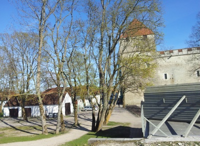 Vaade Kuressaare lossi kaitsetornile ja garnosonihoonetele. rephoto