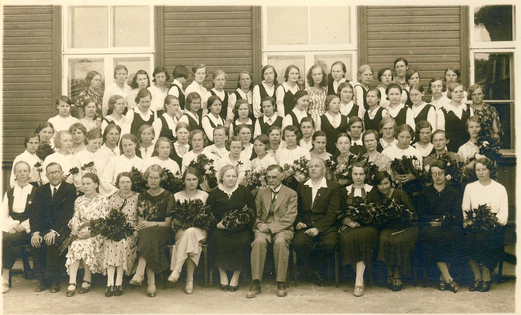 Rakvere Naiskutsekooli õpilased koolimaja juures 1936