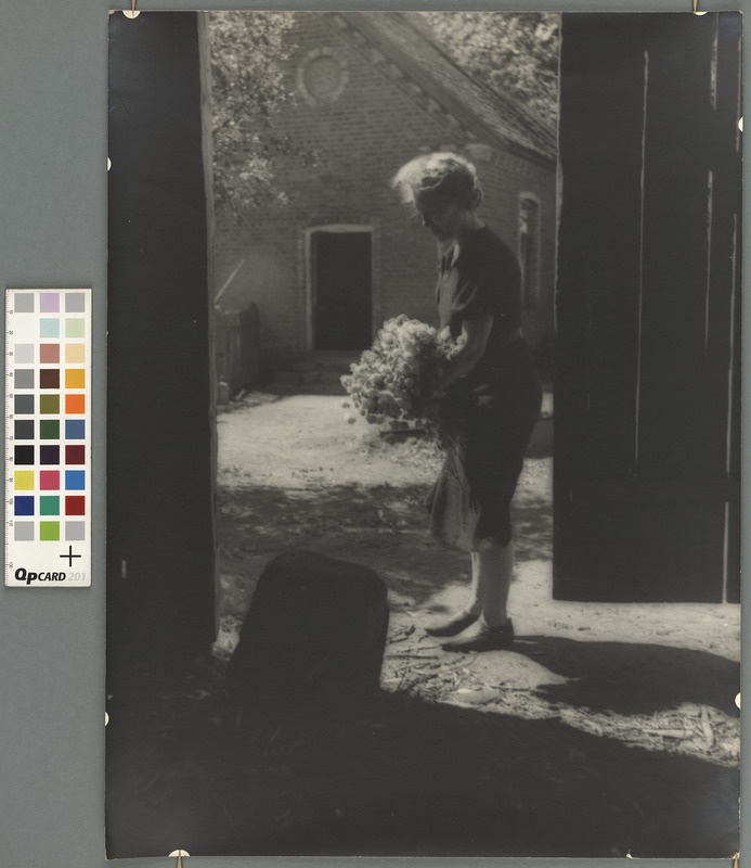 Naine lillesülemiga