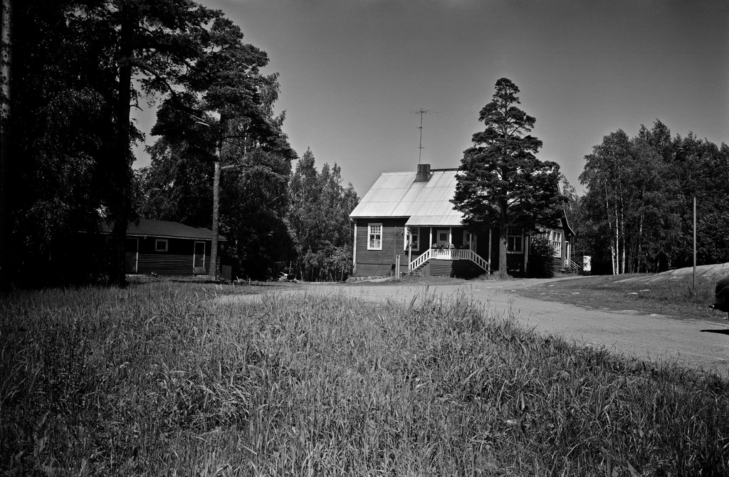 Ampumaradantie, Maunula, Helsingin keskuspuistoa, Maunulanpuistoa. Huopalahden  ampumaradan ampumaratarakennus, Maunulan hiihtomaja v.1971, nykyinen Maunulan ulkoilumaja . Ampumaradantie kuvattuna lounaasta.