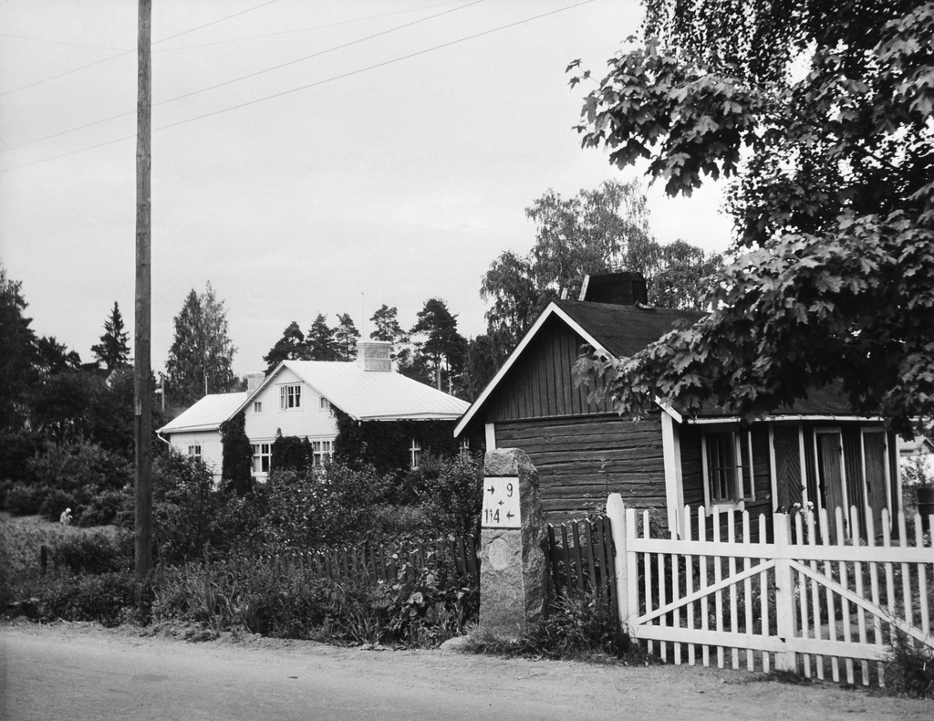 Pitäjänmäki. Reimarla, kilometripylväs 9 km Helsingistä. Hirsimökki Kolkkapojantie (Konalantie?), vaalea huvila Jännetie, konemestari Lindströmin huvila.