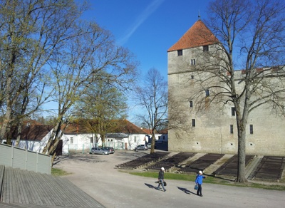 Vaade Kuressaare lossi kaitsetornile ja garnosonihoonetele. rephoto