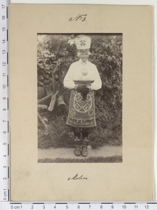 Muhu naine rahvarõivais