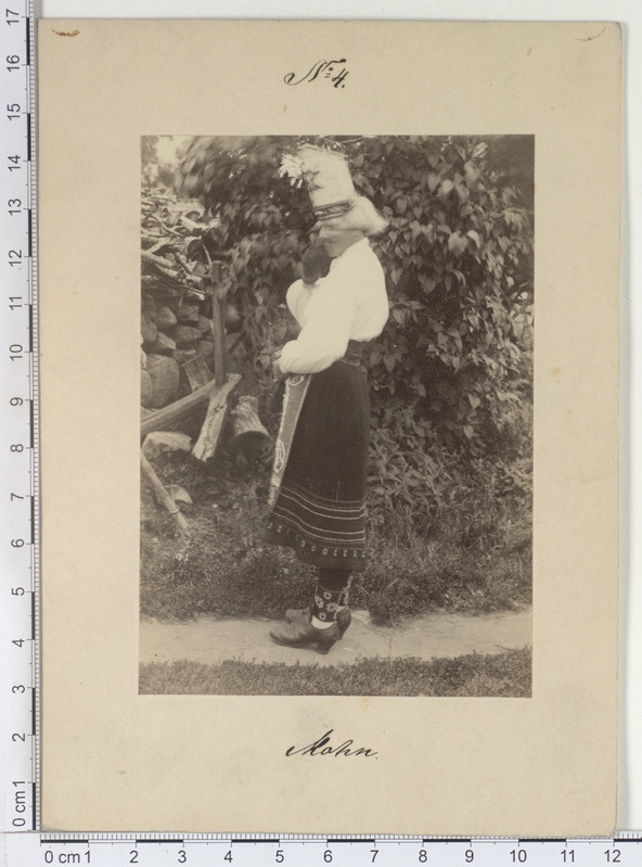 Muhu naine rahvarõivais