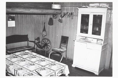 Vaade Jõe talu kööki. Söögilaud, puust sohva, vokk, tool, söögikapp.  similar photo