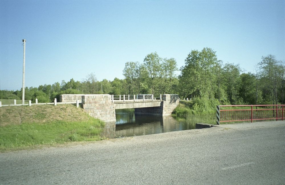 New and old highway bridge at the border of the city of Tapa
