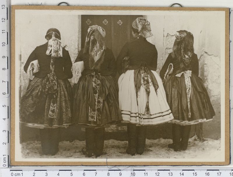 Neli naist rahvariides. Ungari