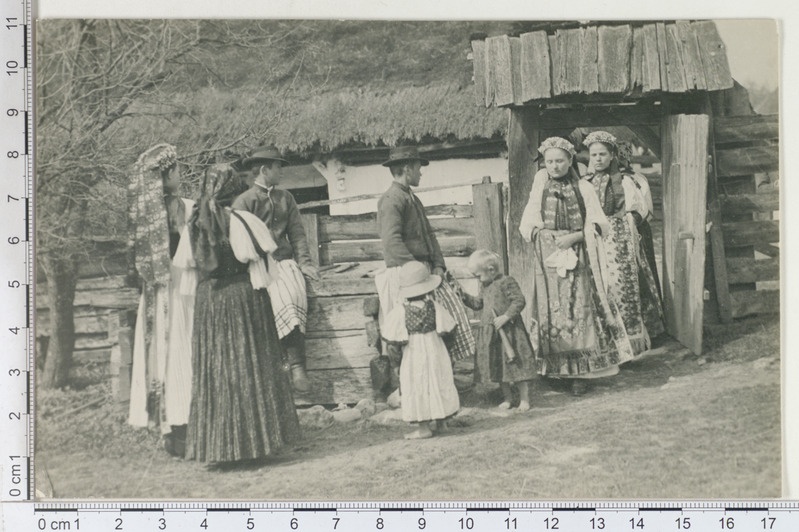Noorrahvas kirikurõivais. Ungari