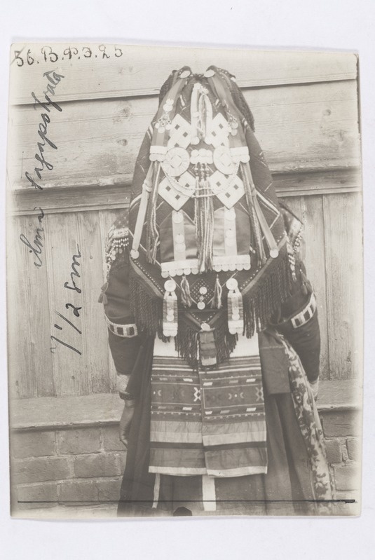 Votjaki naine tüüpilise peakattega