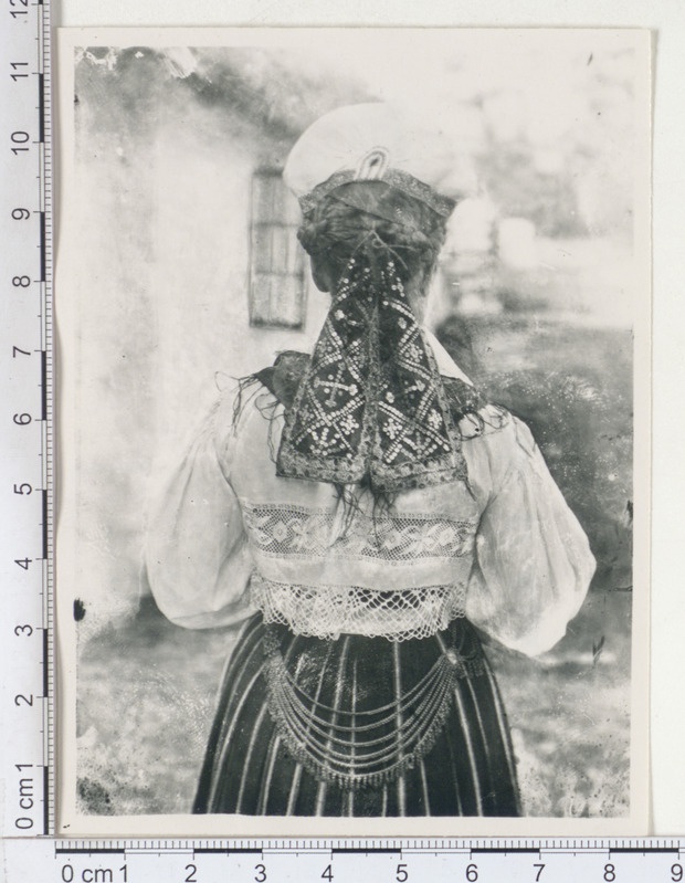 Naine rahvariides, Pühalepa 1894