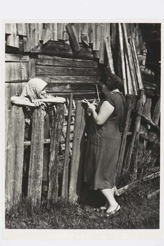 Etnograaf Endla Lõoke välitöödel, Urissaare k, Saarde khk