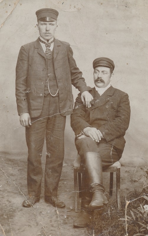 Malla mõisa kutsar August Kotka ja sepp Tikar