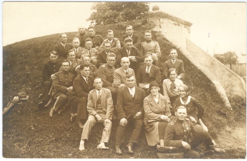 Photo. Kill evening secondary school students and faculty exams in June 1932.