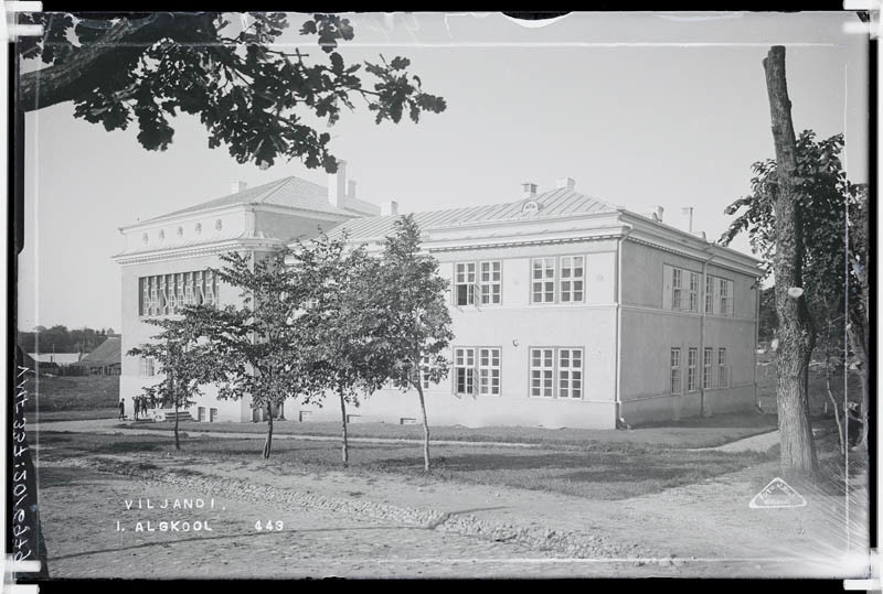 fotonegatiiv, Viljandi, Hariduse tn 2 (endine Mõisa tee), I Algkool (Valuoja kool) 1930 foto J.Riet