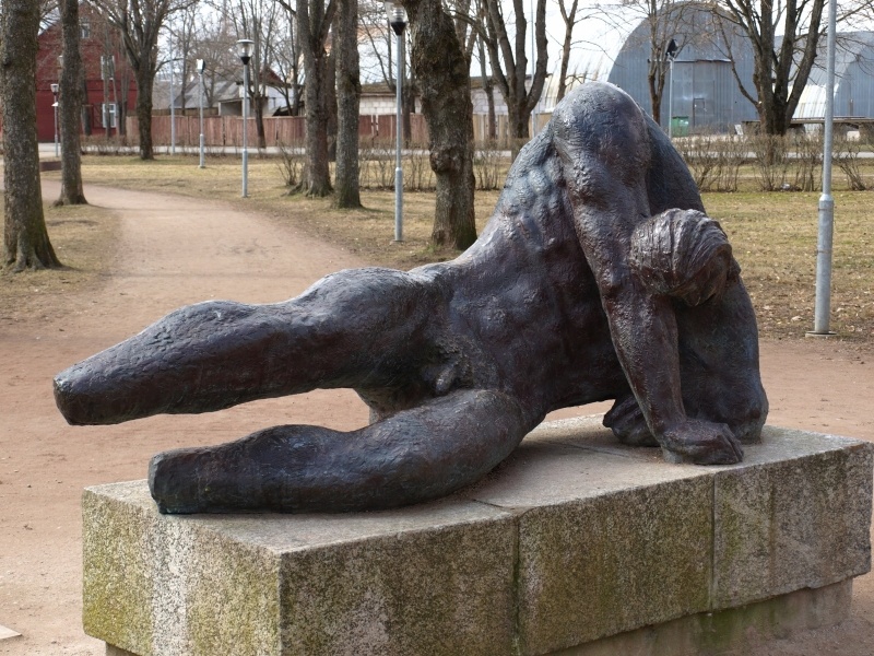 Photo. Sculpture in Estonia awakens in Tapa Jakob church park.