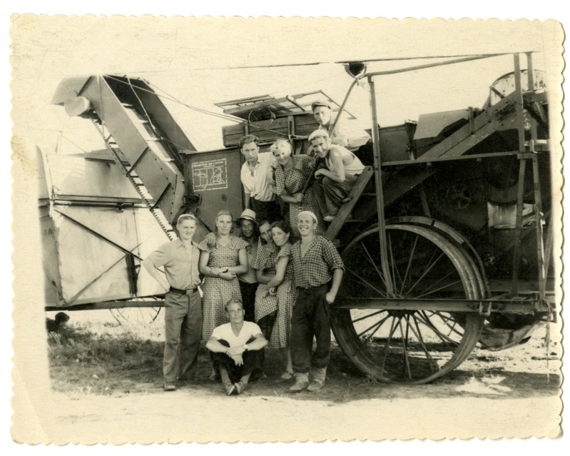 Kreenholmi manufaktuuri töötajad uudismaal kombaini taustal, sovhoos Dalnii