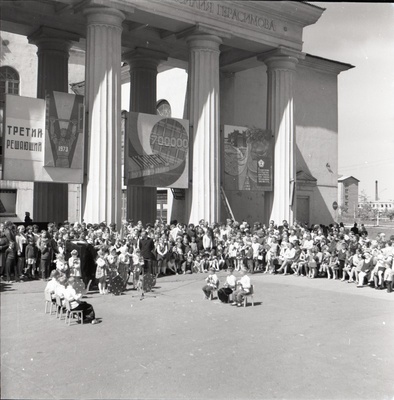 rahvatantsuansambel Narva esinemas kultuuripalee ees  similar photo