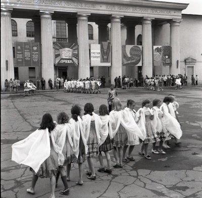 rahvatantsuansambel Narva esinemas kultuuripalee ees  similar photo