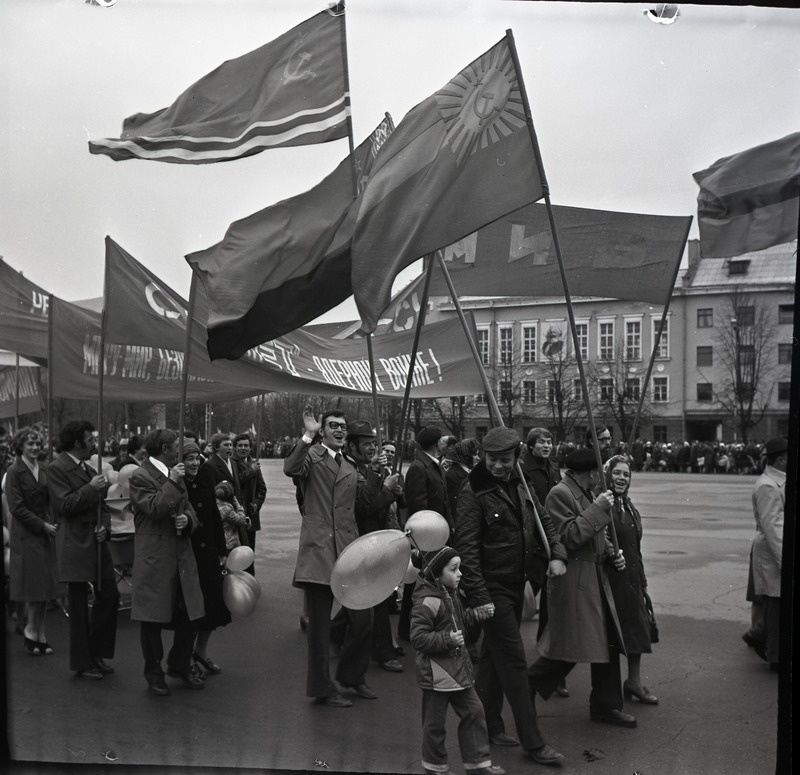 Kreenholmi manufaktuuri töötajad 1.mai rongkäigus, rahvahulk lippudega