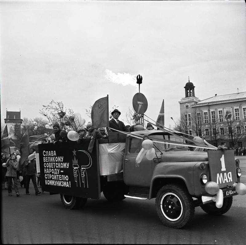 Kreenholmi manufaktuuri töötajad 1.mai rongkäigus, veoauto loosungite ja inimestega
