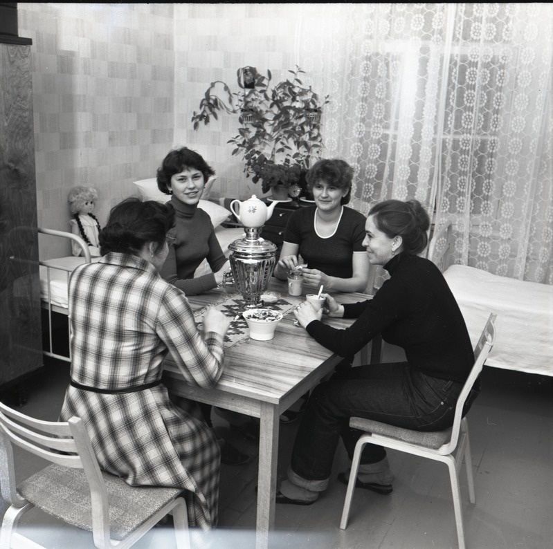 Kreenholmi ühiselamus, grupp naisi teed joomas samovarist