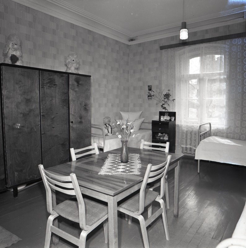Kreenholmi ühiselamu elutuba riidekapi ja lauaga