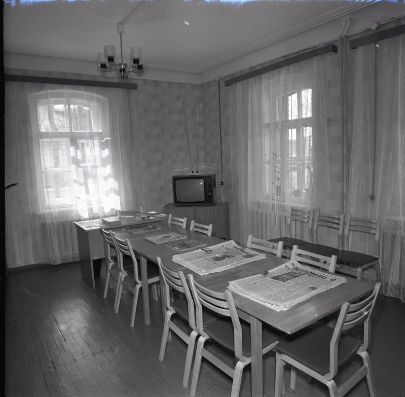 Kreenholmi ühiselamu puhketuba teleri ja laudadega