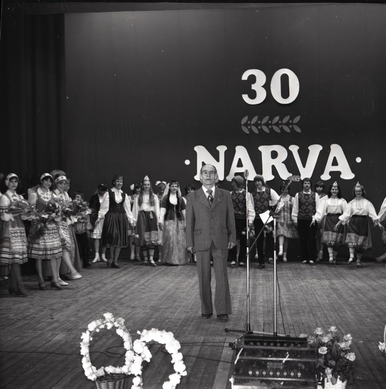 Rahvatantsuansambel Narva -30, Suren Arutjunjan esiplaanil