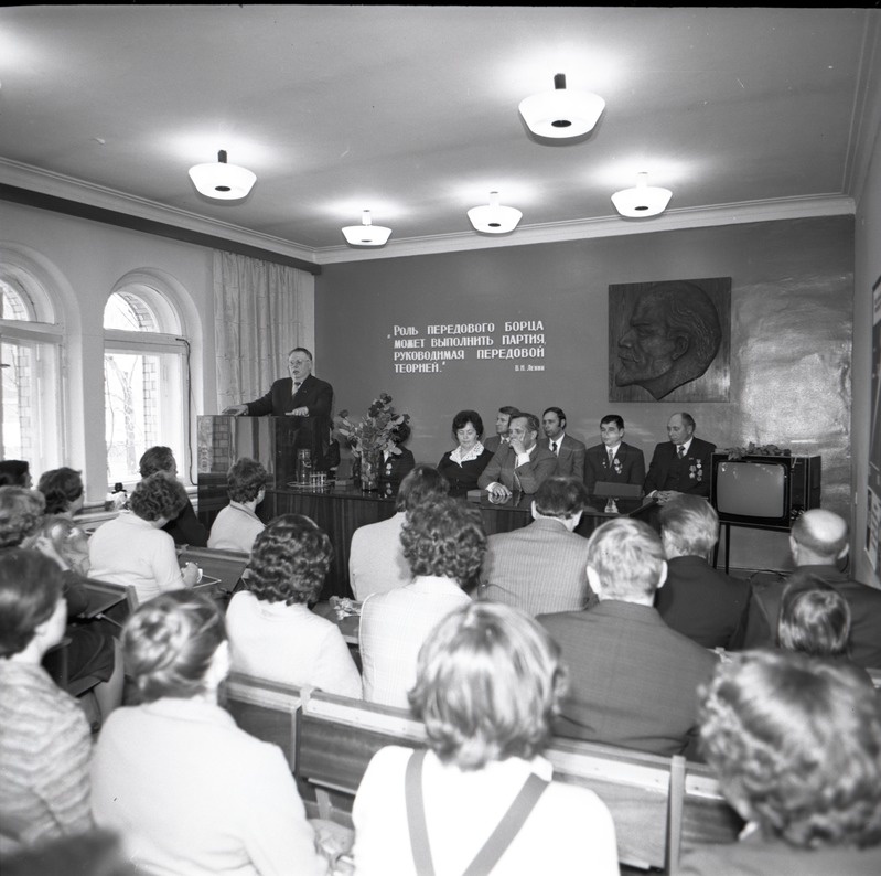 Kreenholmi manufaktuuri eesrindlaste autasustamine, esineb K.Lebedev, EKP KK II sekretär