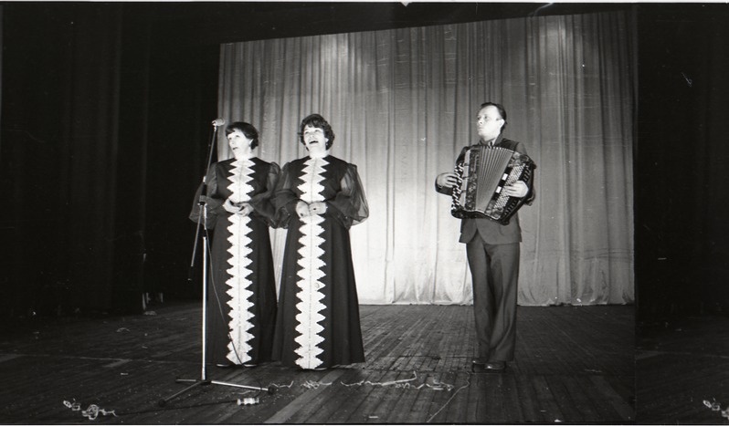 Kreenholmi vene naiskoor, kaks solisti akordionist Romanihhiniga