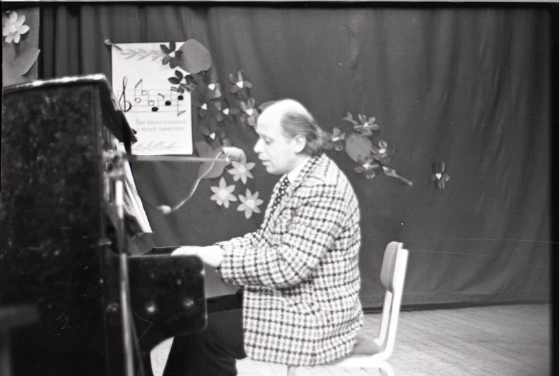 Kohtumine helilooja Gennadi Podelskiga, klaveri taga