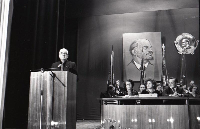 Kreenholmi manufaktuuri autasustamine rändpunalipuga